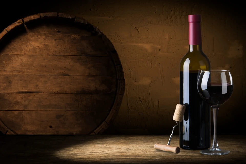 Vinflaska och glas med vin