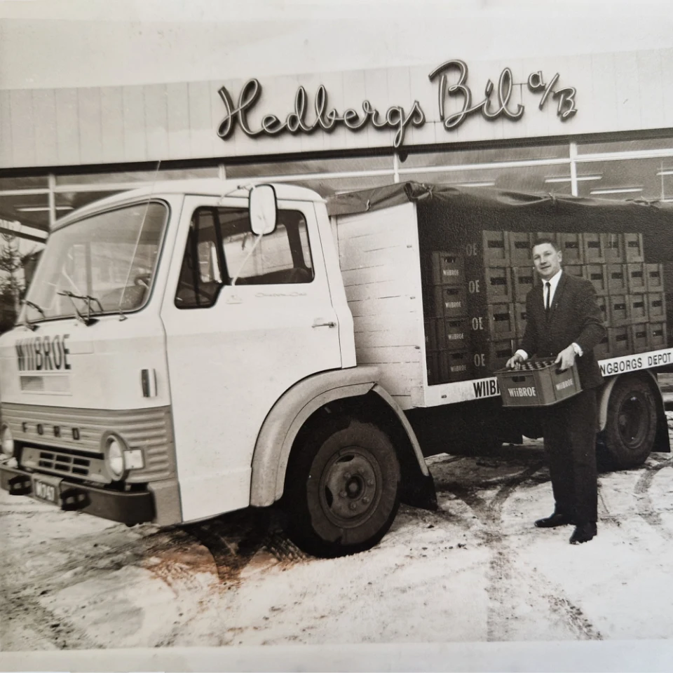 Lastbil med last och man